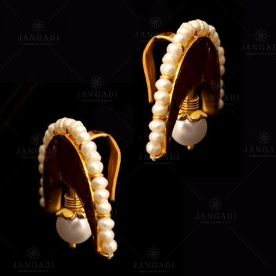 GOLD PLATED KUNDAN CHAND EAR CUFF WITH PEARLS