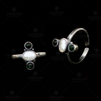OXIDIZED SILVER PEARL BEADS AND GREEN CORUNDUM TOE RINGS